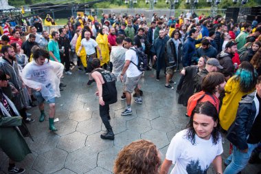 Headbang kalabalık hardcore bir konserde ilk satırda