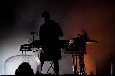 Canlı konser. Sanatçı sahne alanı'ndaki