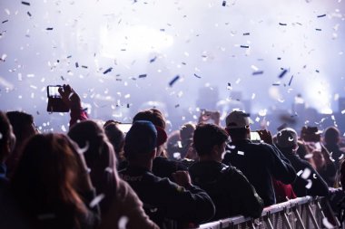 Parti kalabalık konfeti atma konfeti