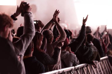 Edm konserleri parti uzanmış kollarıyla insan kalabalığı