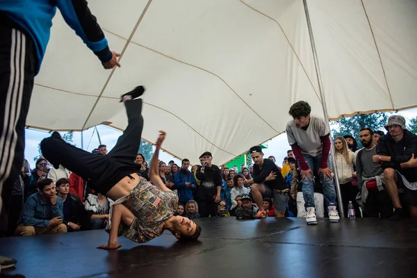 B-boy doen sommige Trucs breakdance — Stockfoto