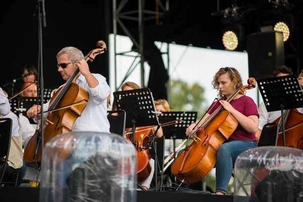 Węgierska Opera Orchestra z Cluj wykonywania koncert na żywo — Zdjęcie stockowe