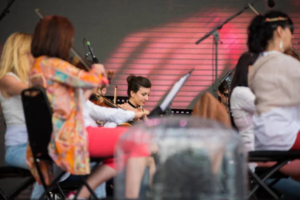 Węgierska Opera Orchestra z Cluj wykonywania koncert na żywo — Zdjęcie stockowe