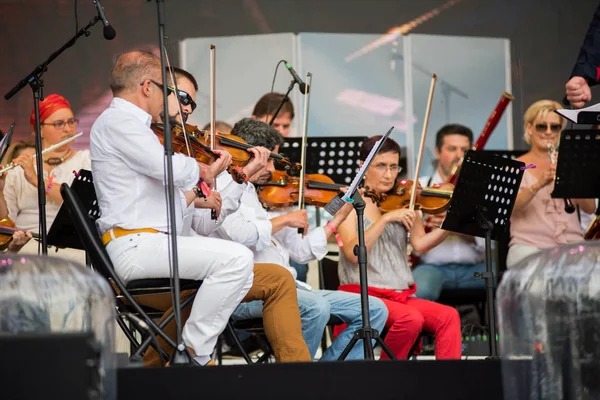 Węgierska Opera Orchestra z Cluj wykonywania koncert na żywo — Zdjęcie stockowe