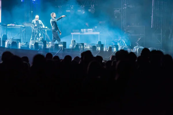 Banda tocando un concierto en directo en el escenario — Foto de Stock