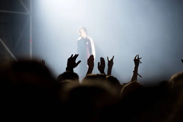 Multitud de personas disfrutando del concierto de rap hip hop — Foto de Stock