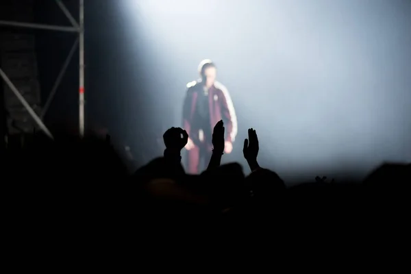 Molta gente si gode un concerto hip hop rap — Foto Stock