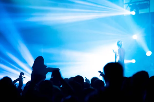 힙합 랩 콘서트를 즐기는 사람들의 군중 — 스톡 사진