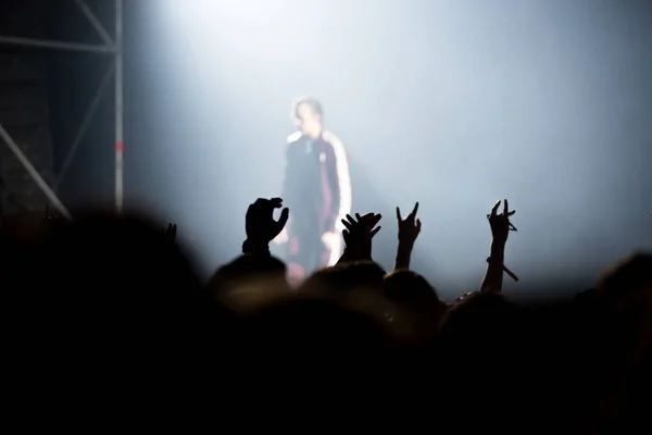 Multitud de personas disfrutando del concierto de rap hip hop —  Fotos de Stock