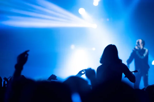 Multitud de personas disfrutando del concierto de rap hip hop — Foto de Stock