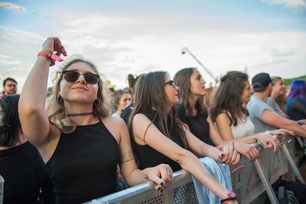 Dav skandujících lidí se těší z koncertu — Stock fotografie
