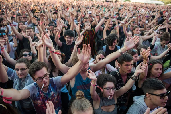 Multidão de pessoas aplaudindo desfrutar de um concerto ao vivo — Fotografia de Stock