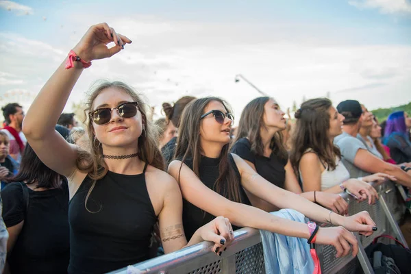Dav skandujících lidí se těší z koncertu — Stock fotografie