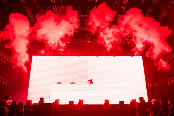 DJ wykonuje koncert muzyki elektronicznej taneczne — Zdjęcie stockowe