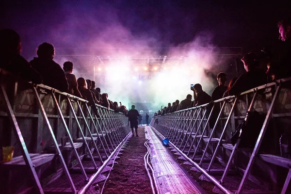 Dj realiza um concerto de música eletrônica ao vivo — Fotografia de Stock