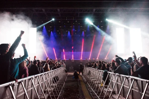DJ provádí koncert živé elektronické taneční hudby — Stock fotografie