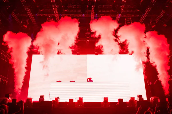 DJ canlı elektronik dans müziği konseri gerçekleştirir — Stok fotoğraf