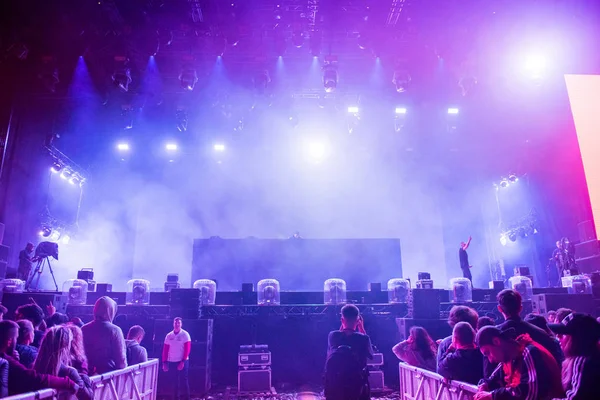 DJ voert een live elektronische dans-muziek-concert — Stockfoto
