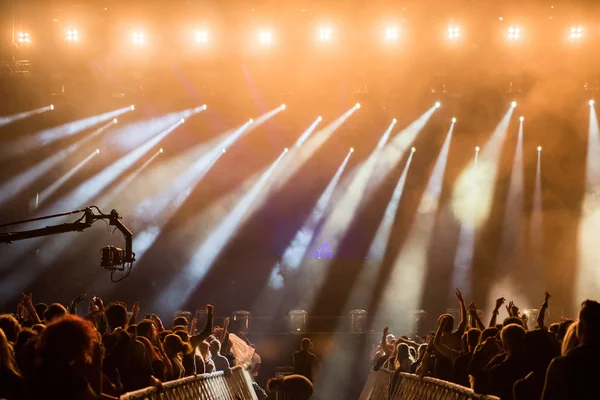 Dj performs a live electronic dance music concert — Stock Photo, Image