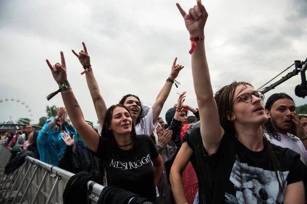 Headbanging folla in prima fila a un concerto hardcore — Foto Stock