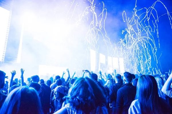 Confetii děla hází konfety na dav během koncertu — Stock fotografie