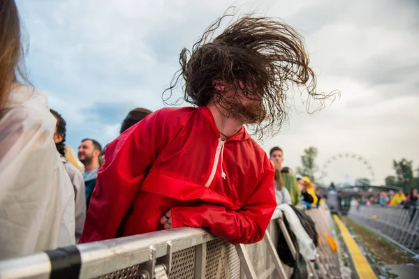 Headbangen menigte in de eerste rij bij een hardcore concert — Stockfoto