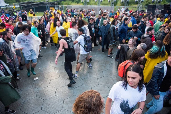 Headbangen menigte in de eerste rij bij een hardcore concert — Stockfoto