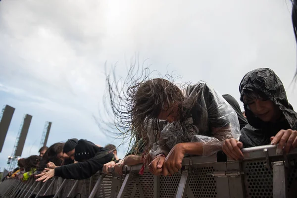 Headbangen menigte in de eerste rij bij een hardcore concert — Stockfoto