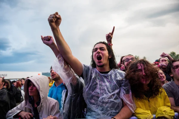 Headbanging crowd in the first row at a hardcore concert — Stock Photo, Image