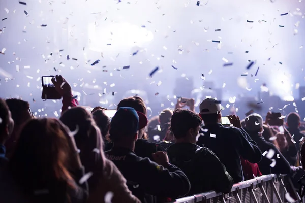 I cannoni Confetti lanciano coriandoli sulla folla festaiola — Foto Stock