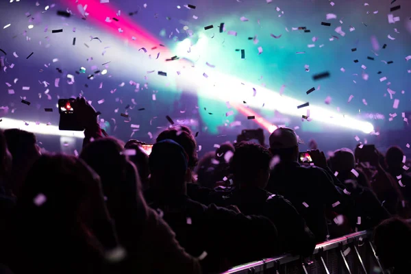 Confetti cannons throwing confetti over the partying crowd — Stock Photo, Image
