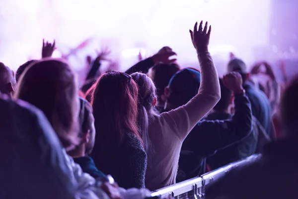 Multitud de personas con los brazos extendidos de fiesta en un concer EDM — Foto de Stock