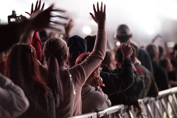 Multidão de pessoas com braços estendidos a festejar numa conferência EDM — Fotografia de Stock