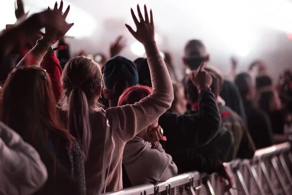 Multitud de personas con los brazos extendidos de fiesta en un concer EDM — Foto de Stock