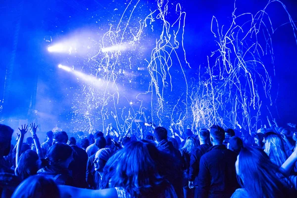 Confetii cannons throwing confetti on crowd during a concert — Stock Photo, Image