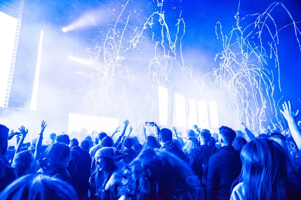 Confetii děla hází konfety na dav během koncertu — Stock fotografie