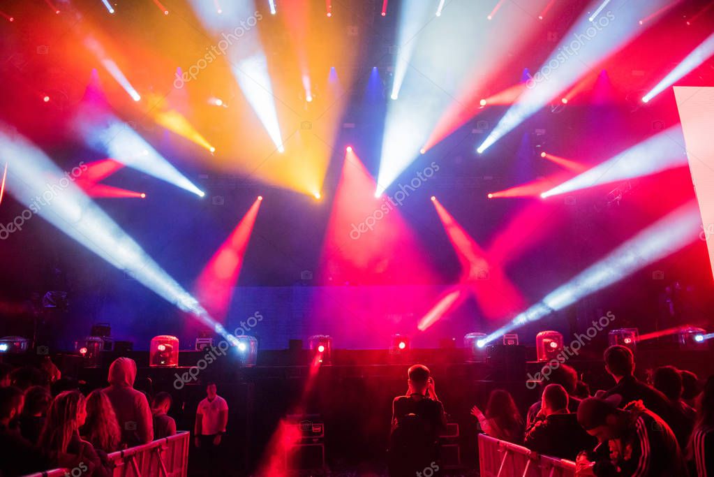 Imágenes conciertos de musica electronica DJ realiza un