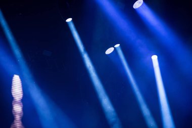 parlak sahne ışıkları