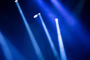 parlak sahne ışıkları