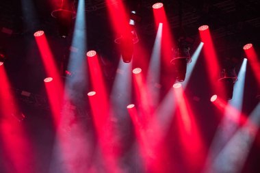 parlak sahne ışıkları