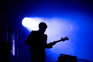 Sahne Alanı'ndaki bir gitarist silüeti