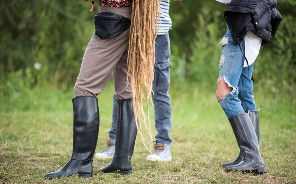 Młody człowiek blondynka z rasta dredy — Zdjęcie stockowe