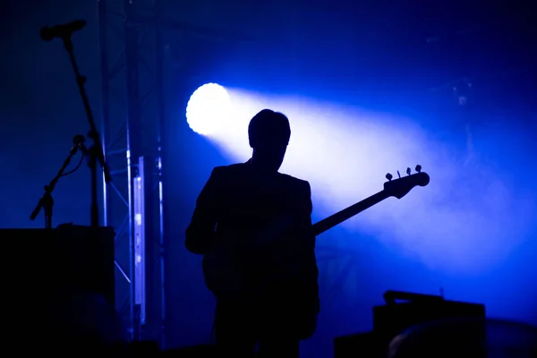 Silhouet van een gitarist op het podium — Stockfoto