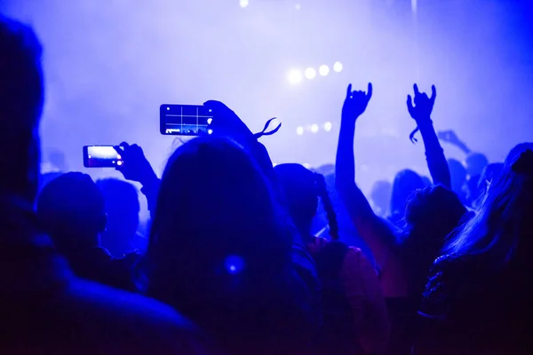 Braços levantados segurando telefones inteligentes para gravar um concerto ao vivo — Fotografia de Stock