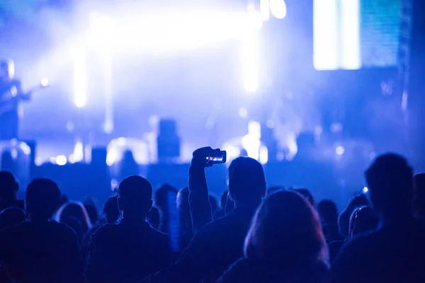 Braços levantados segurando telefones inteligentes para gravar um concerto ao vivo — Fotografia de Stock