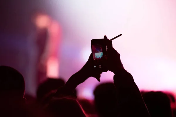 Akıllı telefonlar canlı konser kaydı tutan silah kaldırdı — Stok fotoğraf