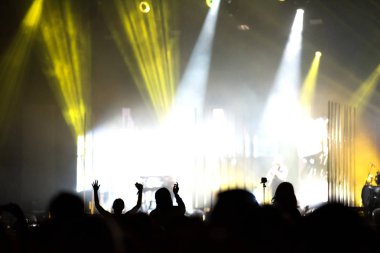 Konserde kollarını açmış kalabalığın dikiz görüntüsü