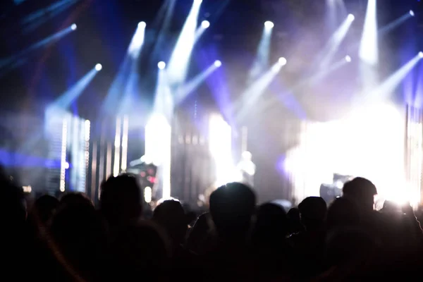 Visão traseira da multidão com os braços estendidos no concerto — Fotografia de Stock