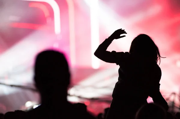 Vista posteriore della folla con le braccia tese al concerto — Foto Stock