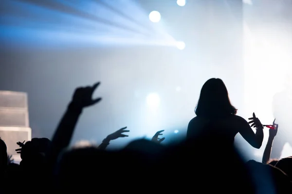 Silhouette of concert crowd in front of bright stage lights — Stock Photo, Image